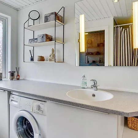 Three-bedroom Holiday In 78