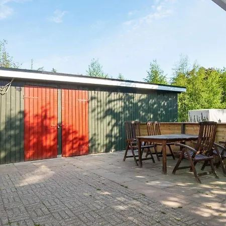Three-bedroom Holiday In 78 *